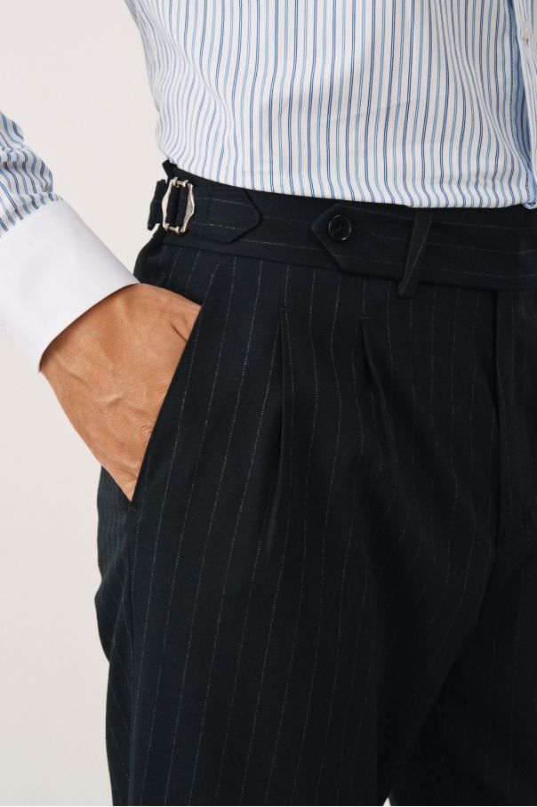 Брюки с защипами, темно-синие в серую полоску, с манжетами