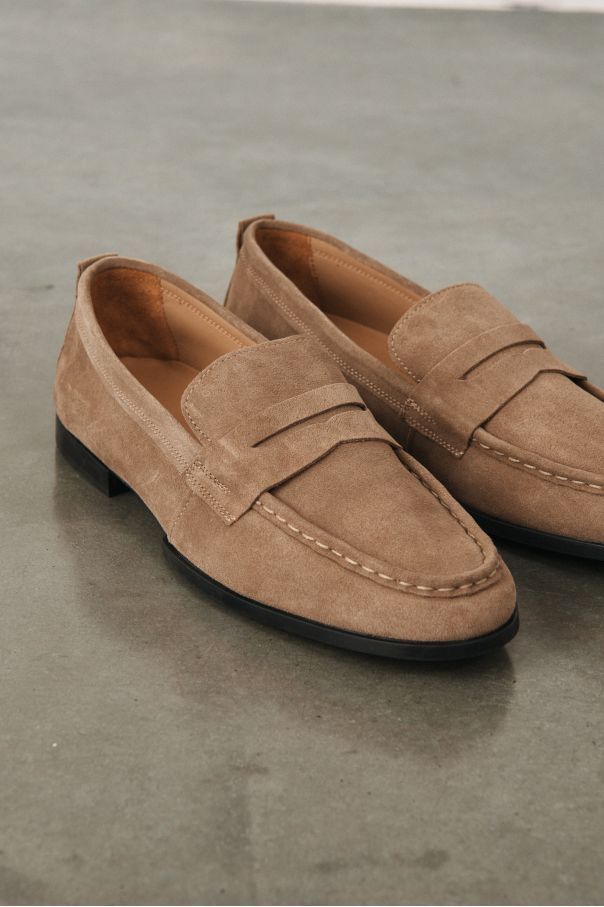 Пенни-лоферы замшевые темно-бежевые на тонкой подошве