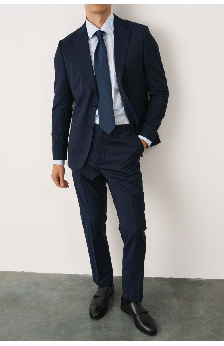 Комплект на выпускной с синим костюмом в двойную полоску из деликатной шерсти (костюм, рубашка, обувь, галстук)