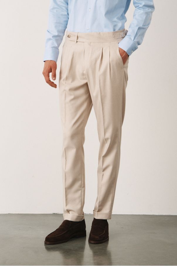 Брюки светло-бежевые, ткань в елочку, с защипами