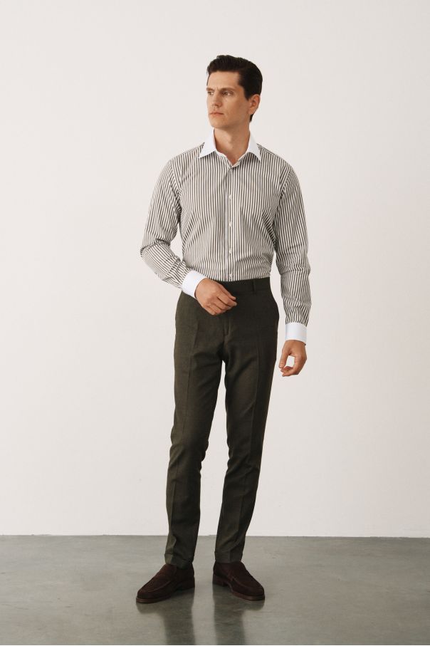 Рубашка белая в зеленую полоску, с белыми воротником и манжетами