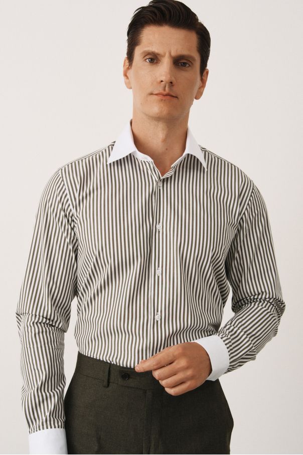 Рубашка белая в зеленую полоску, с белыми воротником и манжетами