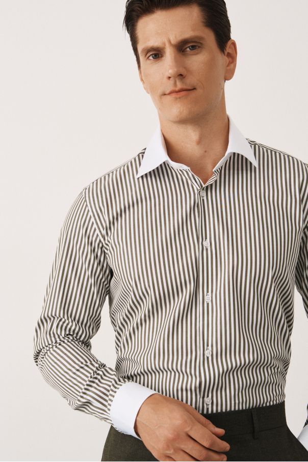 Рубашка белая в зеленую полоску, с белыми воротником и манжетами