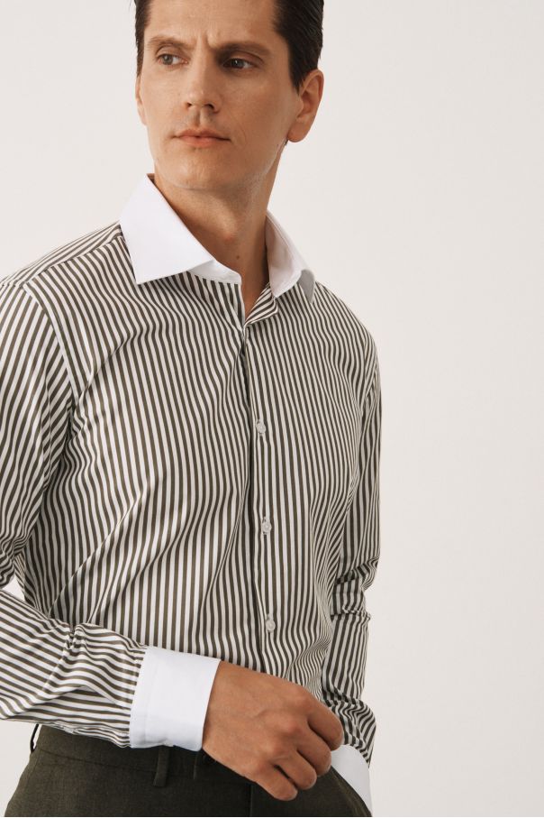 Рубашка белая в зеленую полоску, с белыми воротником и манжетами