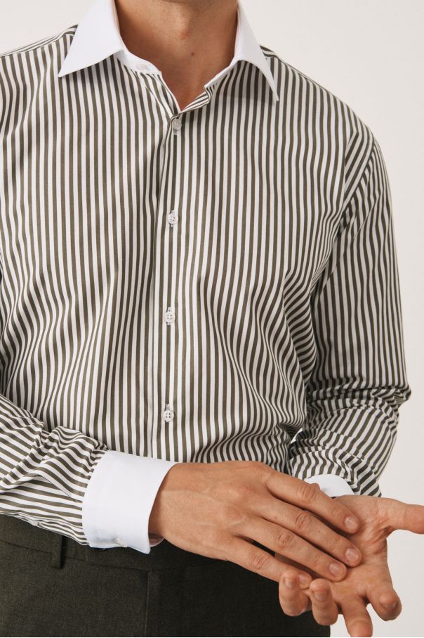 Рубашка белая в зеленую полоску, с белыми воротником и манжетами