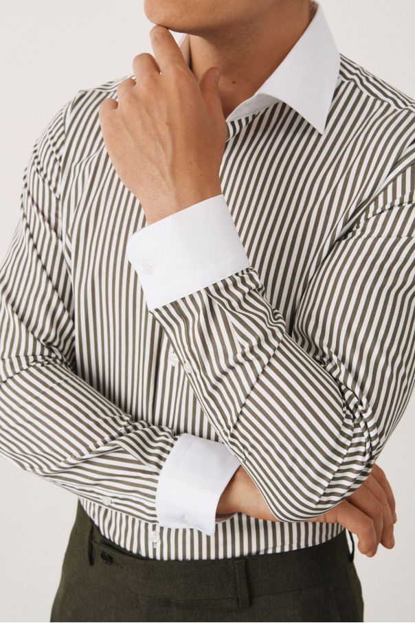 Рубашка белая в зеленую полоску, с белыми воротником и манжетами