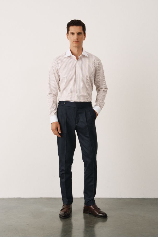 Рубашка в коричнево-рыжую полоску, с белыми воротником и манжетами