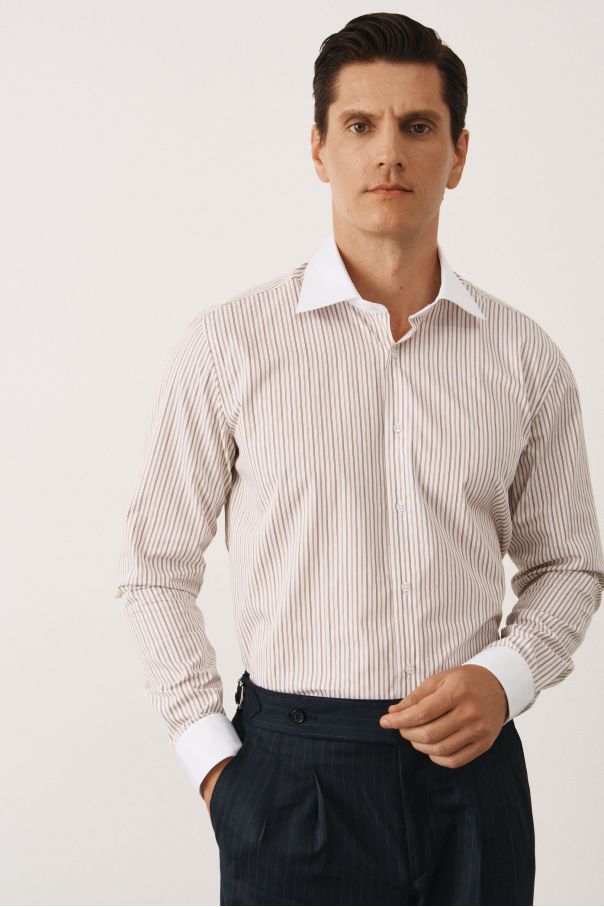 Рубашка в коричнево-рыжую полоску, с белыми воротником и манжетами