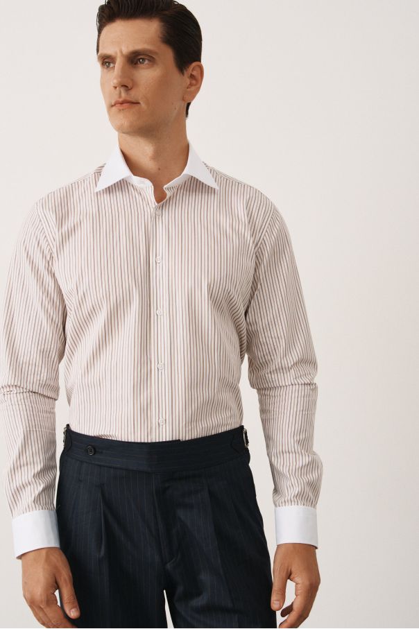 Рубашка в коричнево-рыжую полоску, с белыми воротником и манжетами