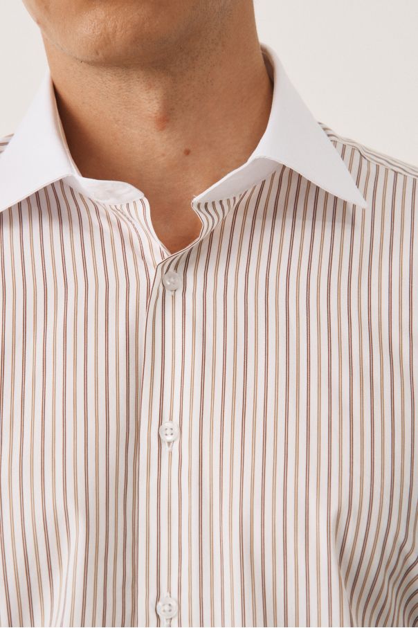 Рубашка в коричнево-рыжую полоску, с белыми воротником и манжетами