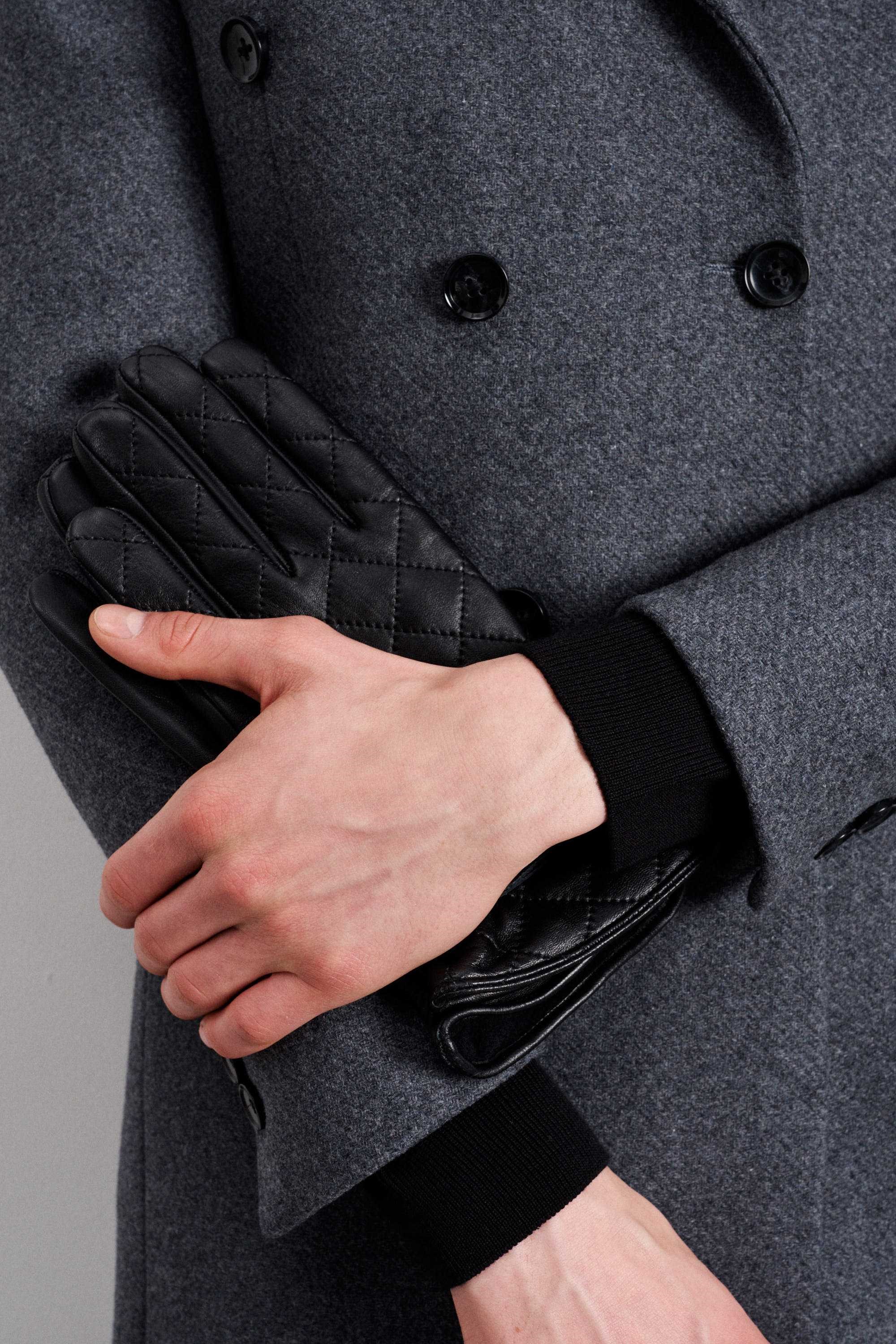 Пальто серое с перчатками